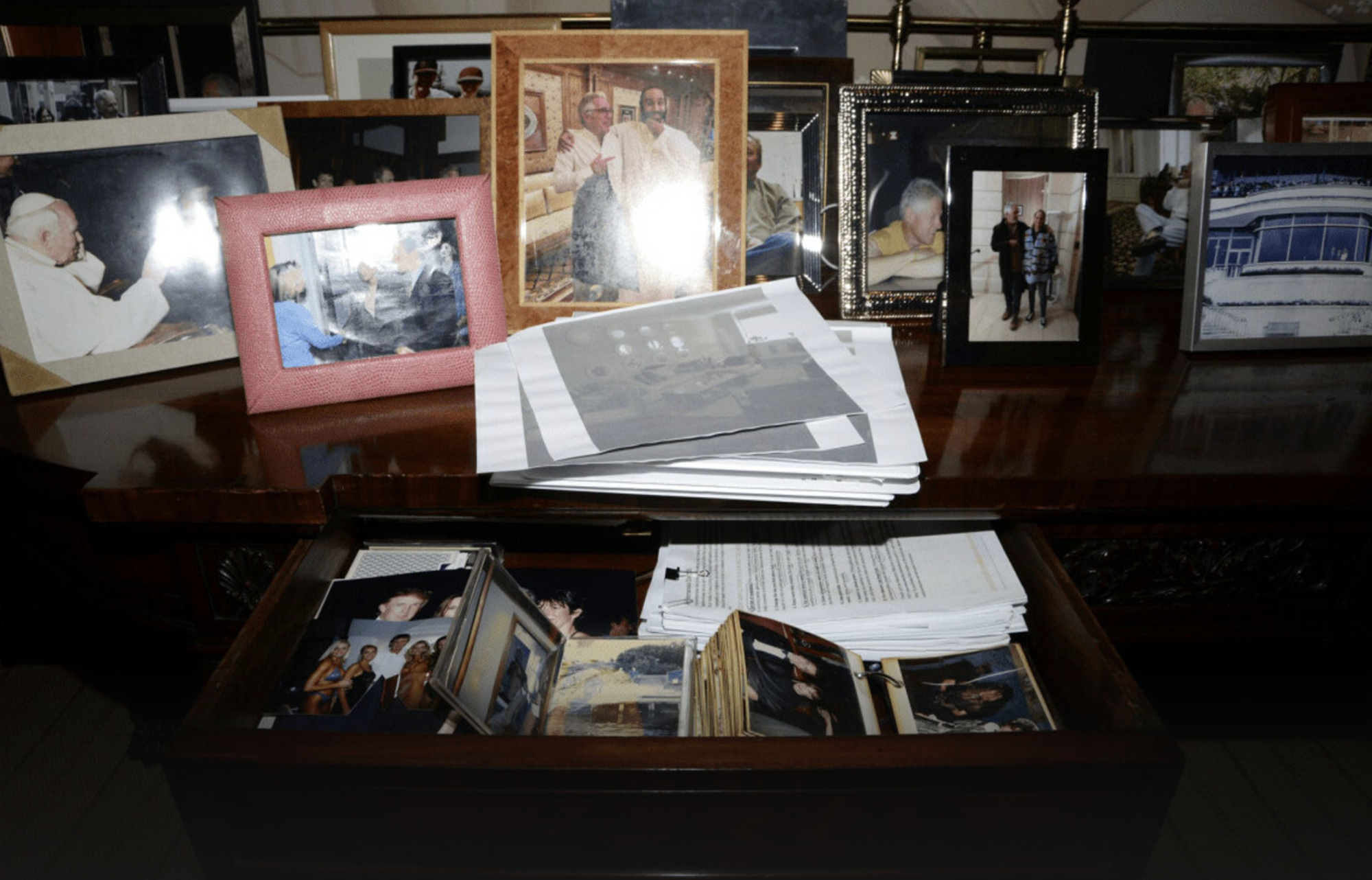 Foto met Trump uit Epstein-dossier 'zonder bewerking opnieuw geplaatst'