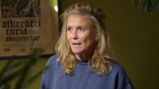 Sophie Hilbrand verbijsterd door uitspraken over wegpesten bij talkshow Bar Laat: 'Dat is toch idioot?'