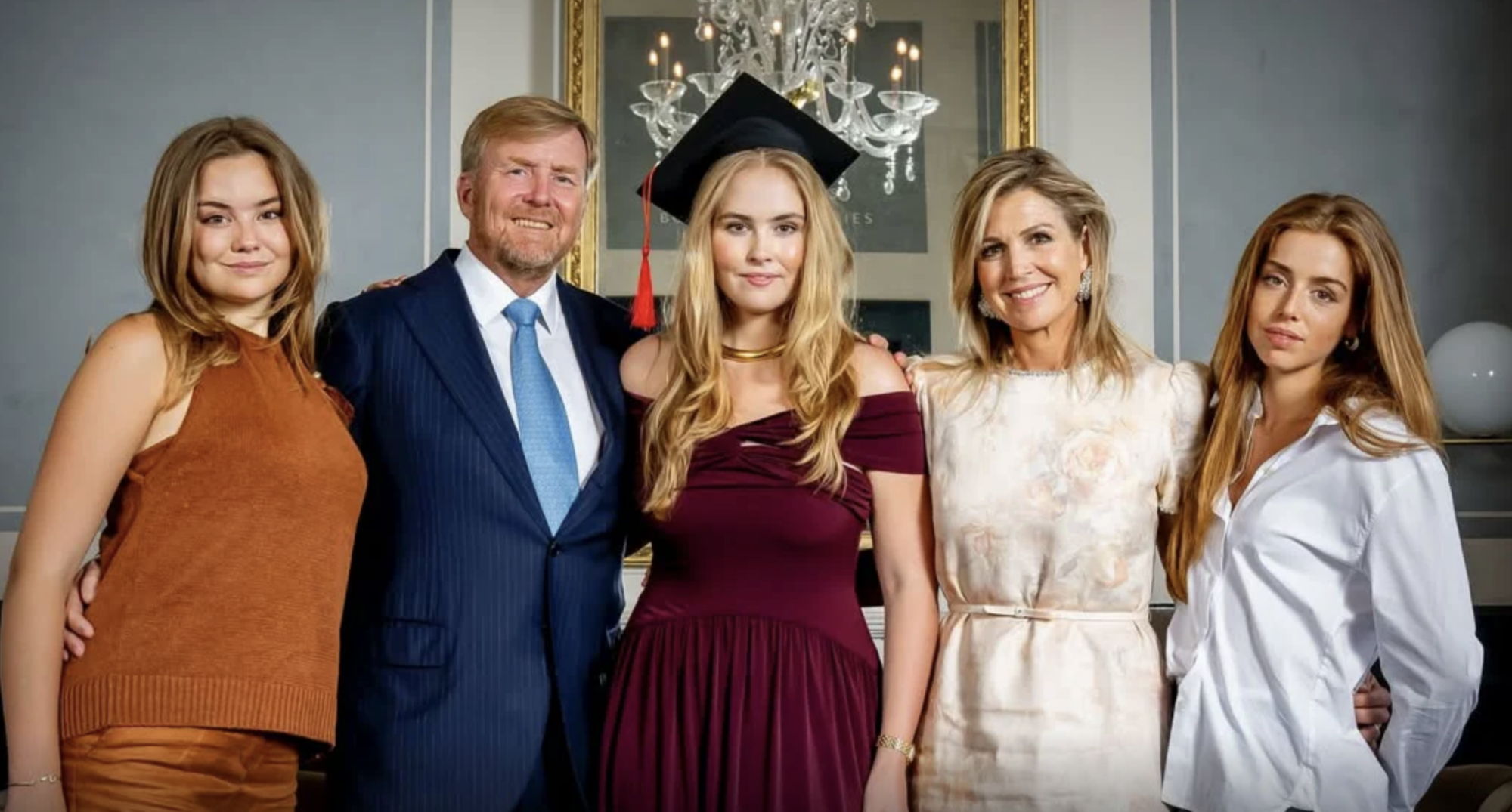 Prinses Amalia met afstudeerhoed middelpunt op kerstkaart Oranjes