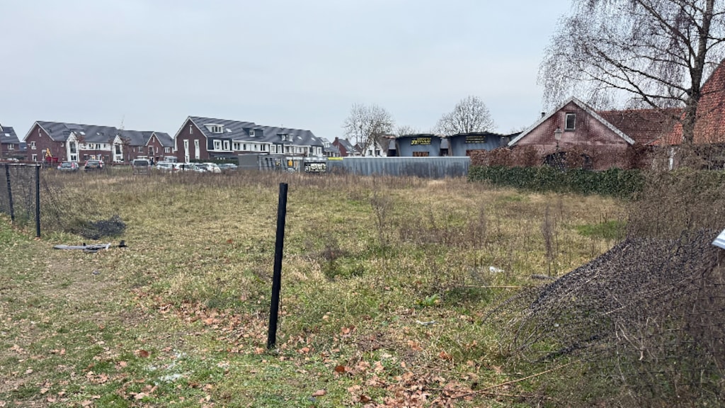 Het hek is door de impact van de auto kapot gegaan.