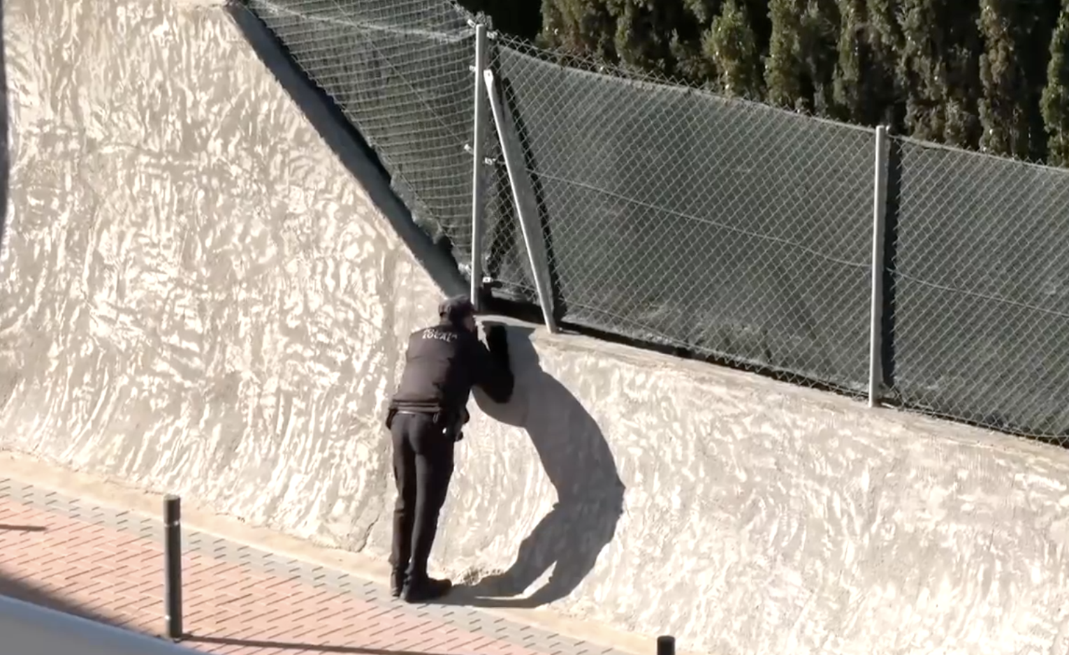 Agenten hielden het huis vanuit alle hoeken 20 uur in de gaten om erachter te komen hoeveel mensen binnen waren.