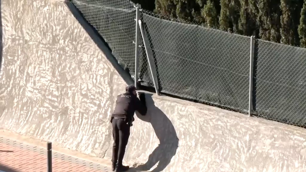 Agenten hielden het huis vanuit alle hoeken 20 uur in de gaten om erachter te komen hoeveel mensen binnen waren.