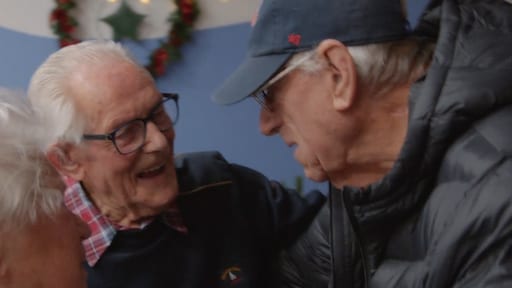 Broers Jan (94) en Albert (100) na 20 jaar herenigd in All You Need Is Love Kerstspecial: 'Wat fijn voor ons'