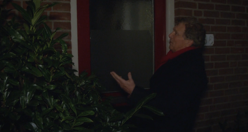 Robert ten Brink staat in kerstspecial AYNIL voor dichte deur