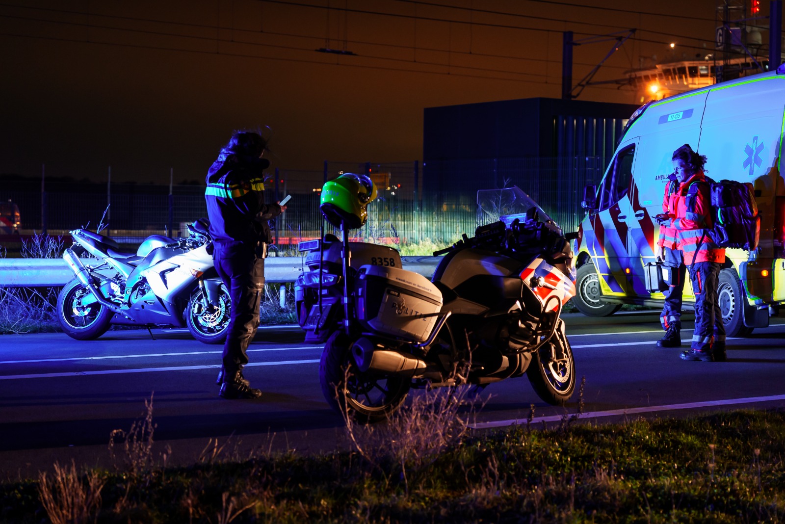 De vrouw zat achterop een motor.