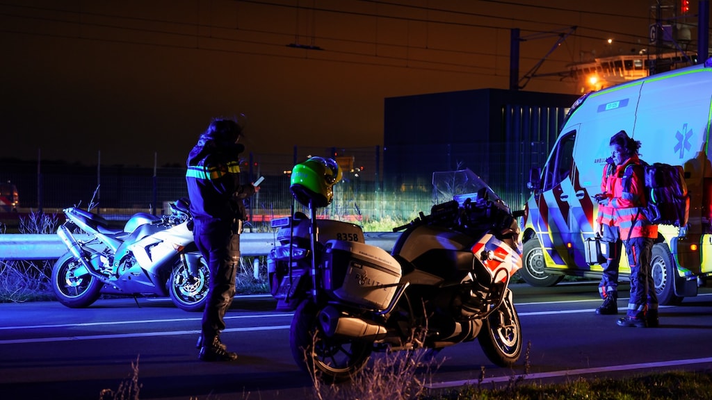 De vrouw zat achterop een motor.