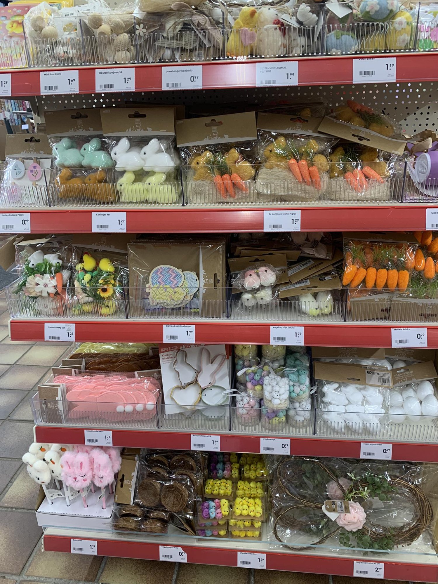 Het is kerst, maar bij Wibra liggen de schappen al vol met paasartikelen