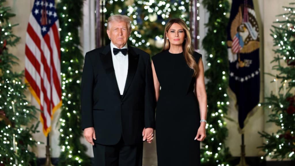 Op de kerstkaart van de Trumps kan er dit jaar geen lach vanaf