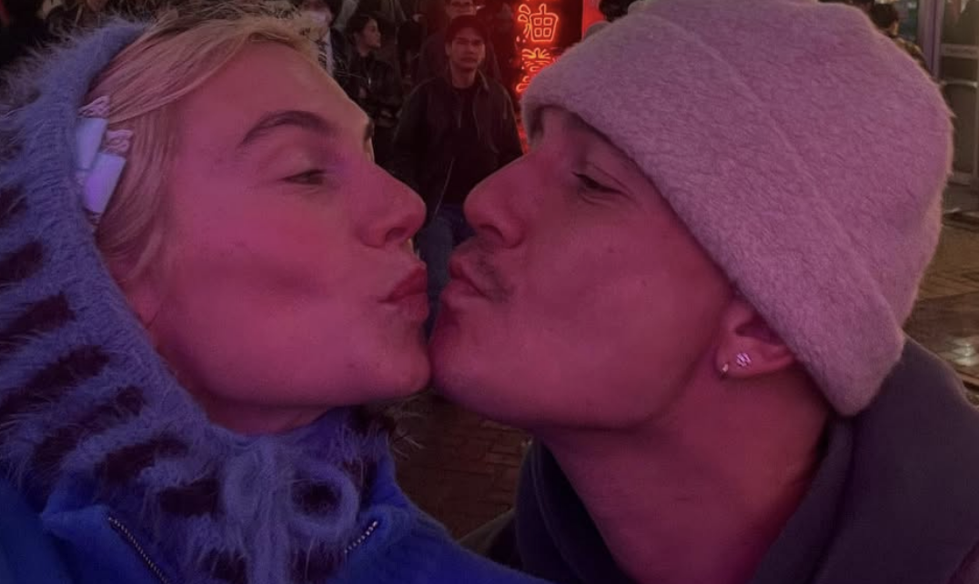 Maan en Karel vieren 'voor het eerst' kerst niet thuis: 'Merry kissmas from Tokyo'