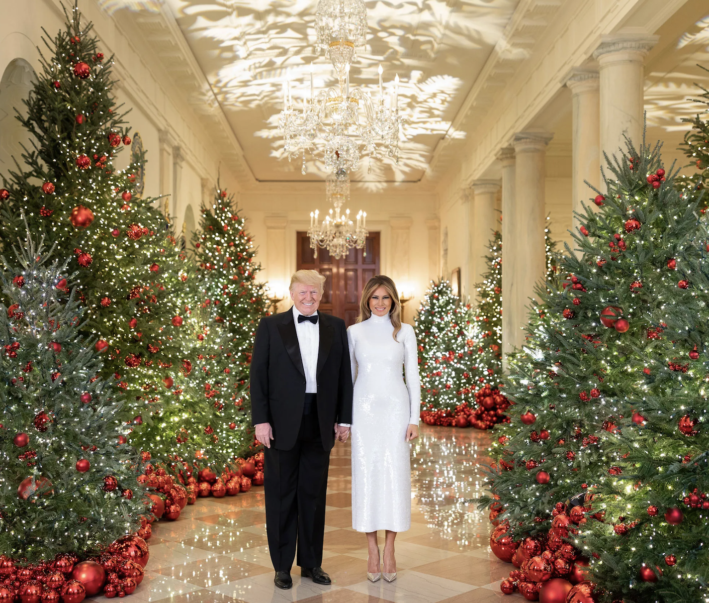 De kerstkaart uit 2018, waarop het paar breed glimlachend te zien is.