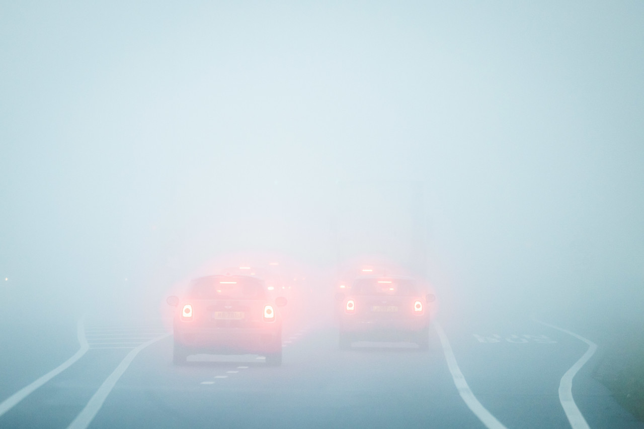 Mist trekt vanuit noorden over deel Nederland, verkeersdiensten waarschuwen voor slecht zicht