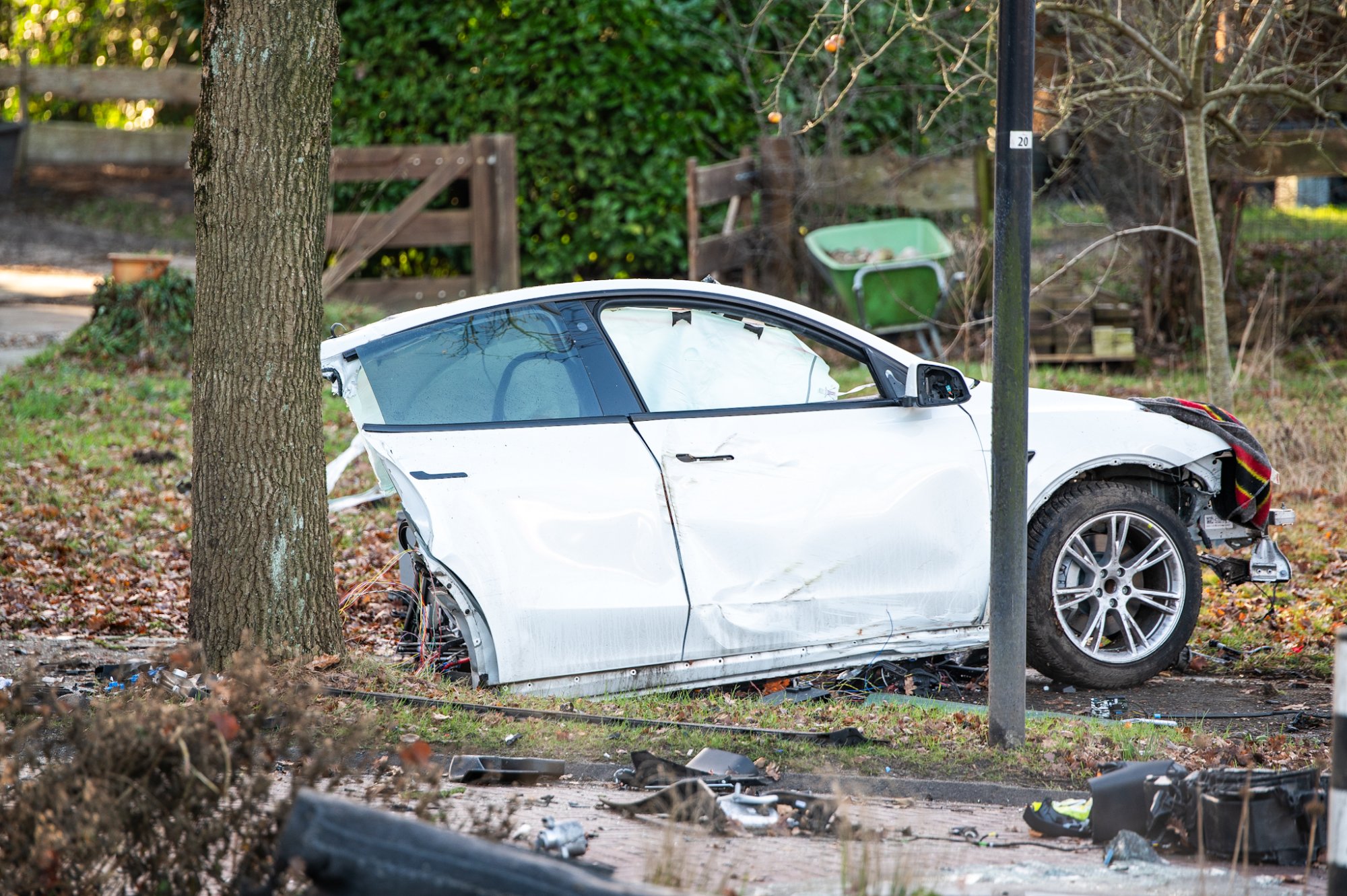 Tesla doormidden na ernstig ongeluk in Diever, bestuurder (85) overleden: 'Enorme explosie'