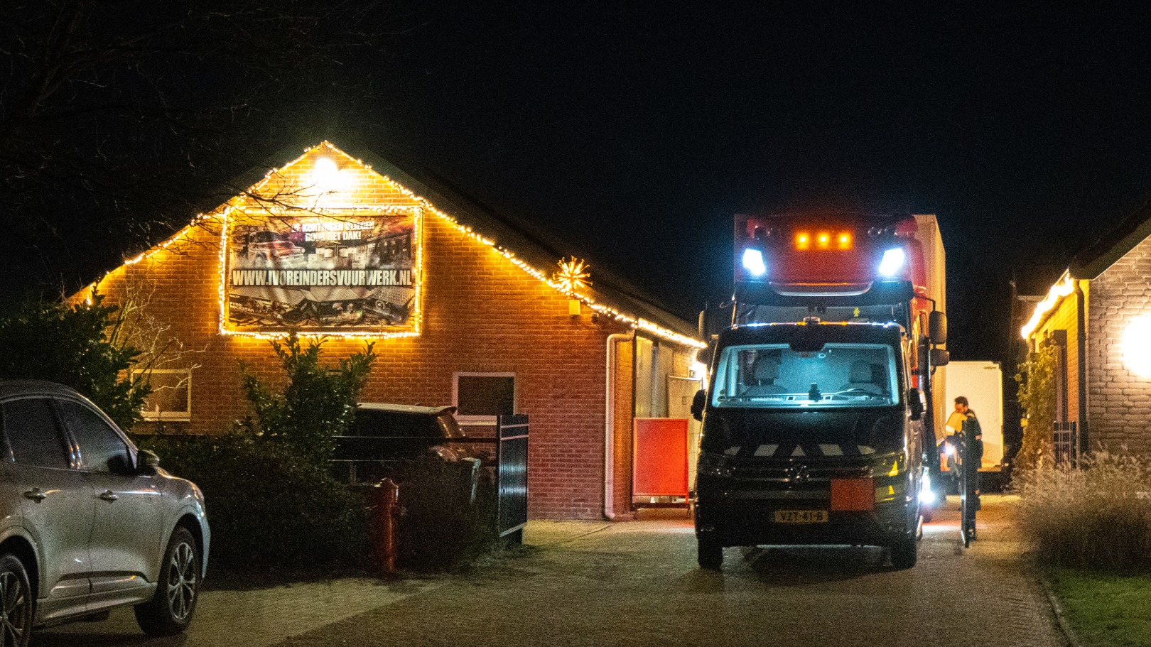 10.000 kilo vuurwerk onderschept in Groenlo, minister Van Oosten deelt oliebollen uit