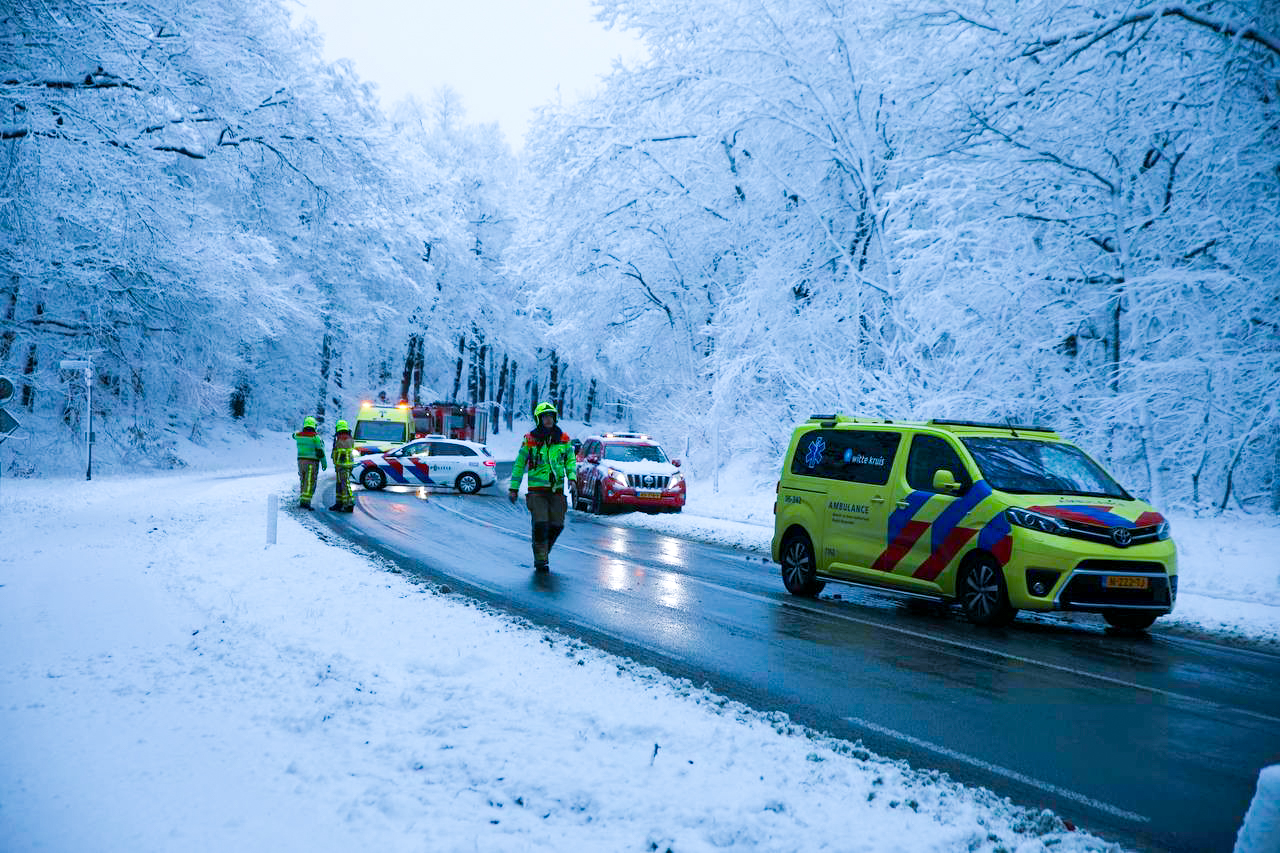 Dode en gewonden bij ongelukken door spekgladde wegen en sneeuwval