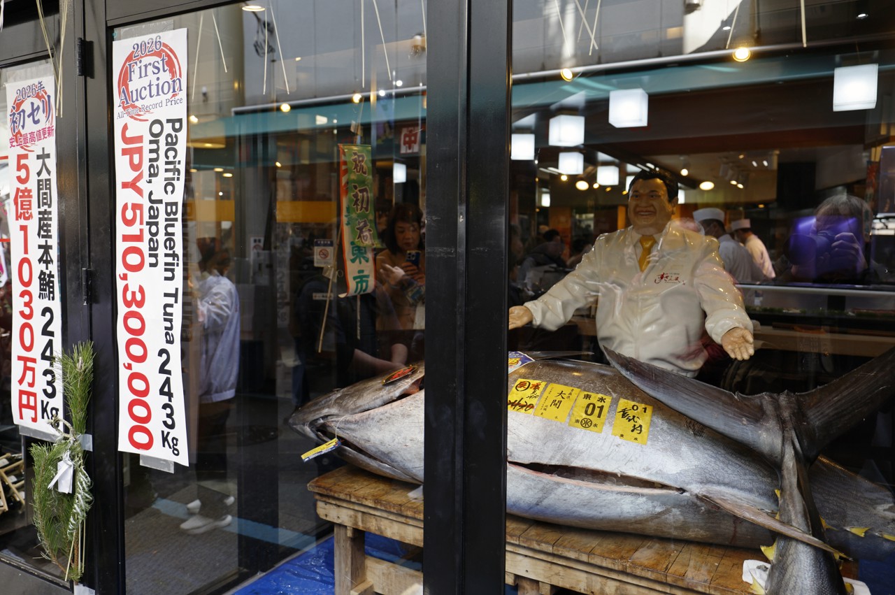 日本の魚市場でマグロが約280万ユーロで競り落とされる