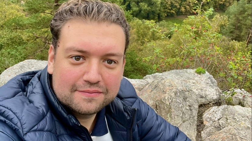 Bruce overwon zijn eetbuistoornis en viel in een jaar tijd 50 kilo af