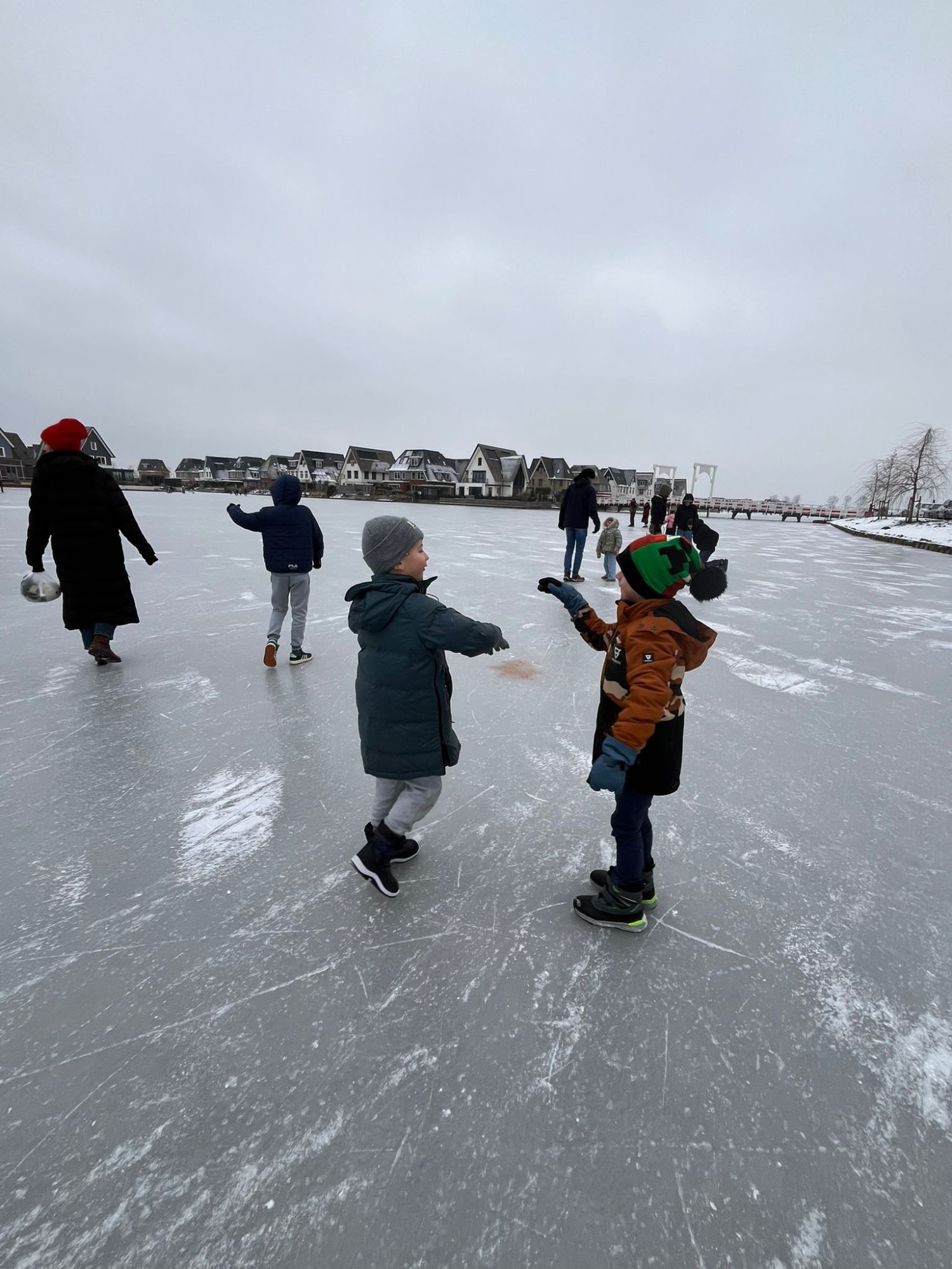 Meerdere mensen zakken door het ijs bij Weesp, politie waarschuwt