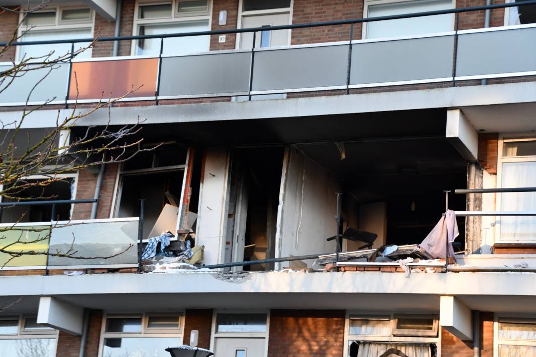 Gemeente Vlissingen: veel schade aan panden en auto's na explosie en brand in seniorencomplex