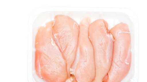 Zonder snijden: zo verwijder je witte stukjes uit een kipfilet