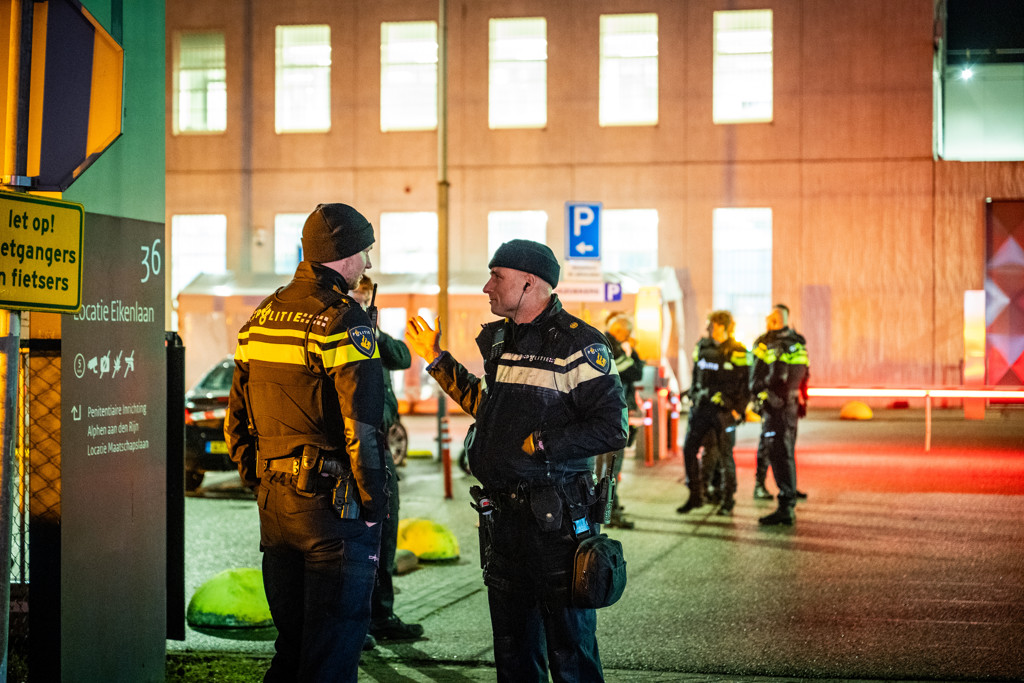 Persoon neergeschoten op parkeerplaats gevangenis Alphen aan den Rijn, verdachte gevlucht
