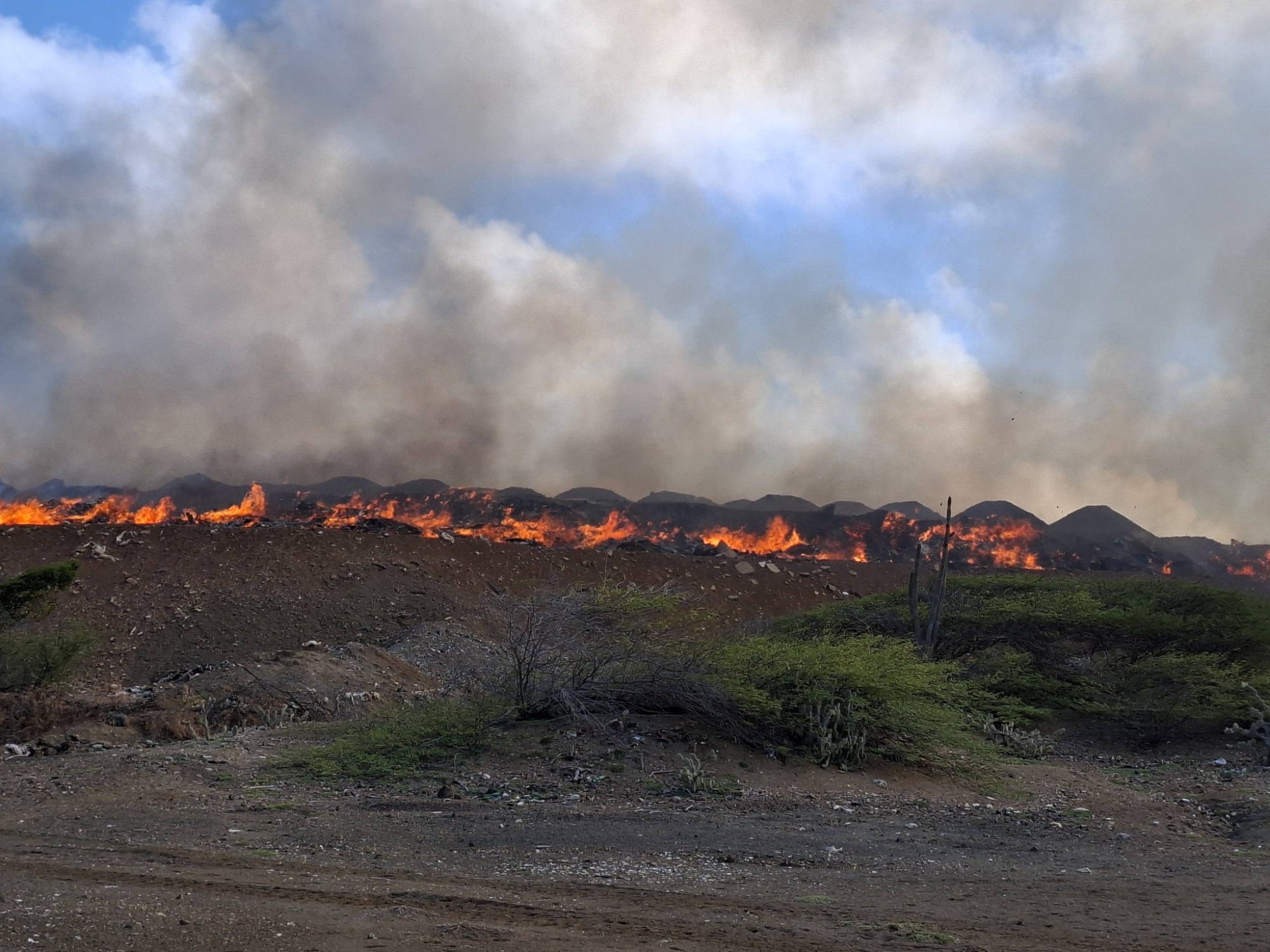 Voor tweede keer in een week brand op vuilstort Bonaire, bewoners eisen ...