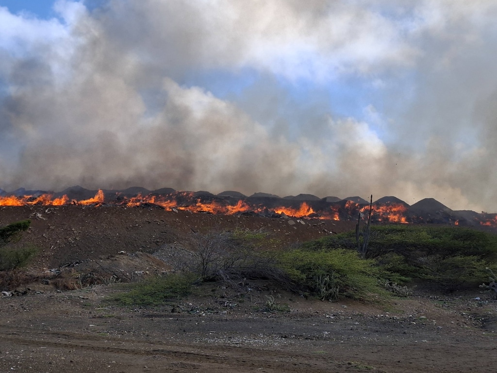 Voor tweede keer in een week brand op vuilstort Bonaire, bewoners eisen ...
