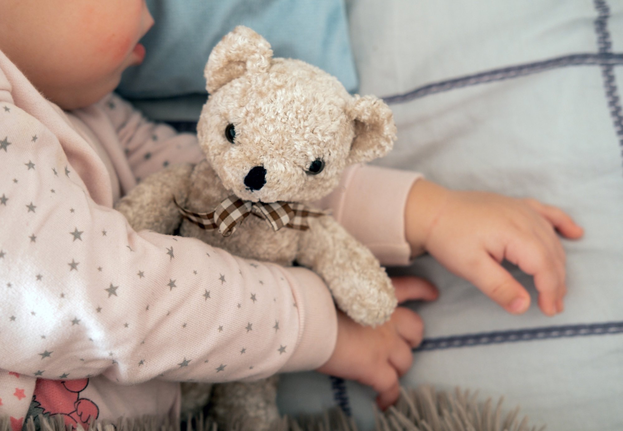 Knuffeltekort bij baby's in gezinnen met armoede: 'Cruciaal voor emotionele ontwikkeling'