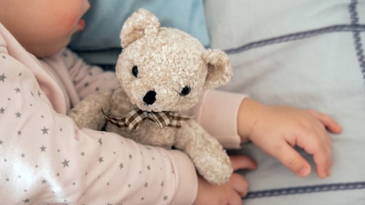 Knuffeltekort bij baby's in gezinnen met armoede: 'Cruciaal voor emotionele ontwikkeling'