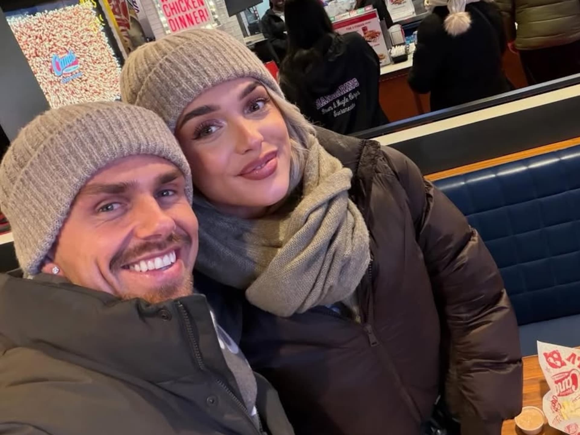 André Hazes voor het eerst samen met vriendin Noa Braaf en zoon André op reis