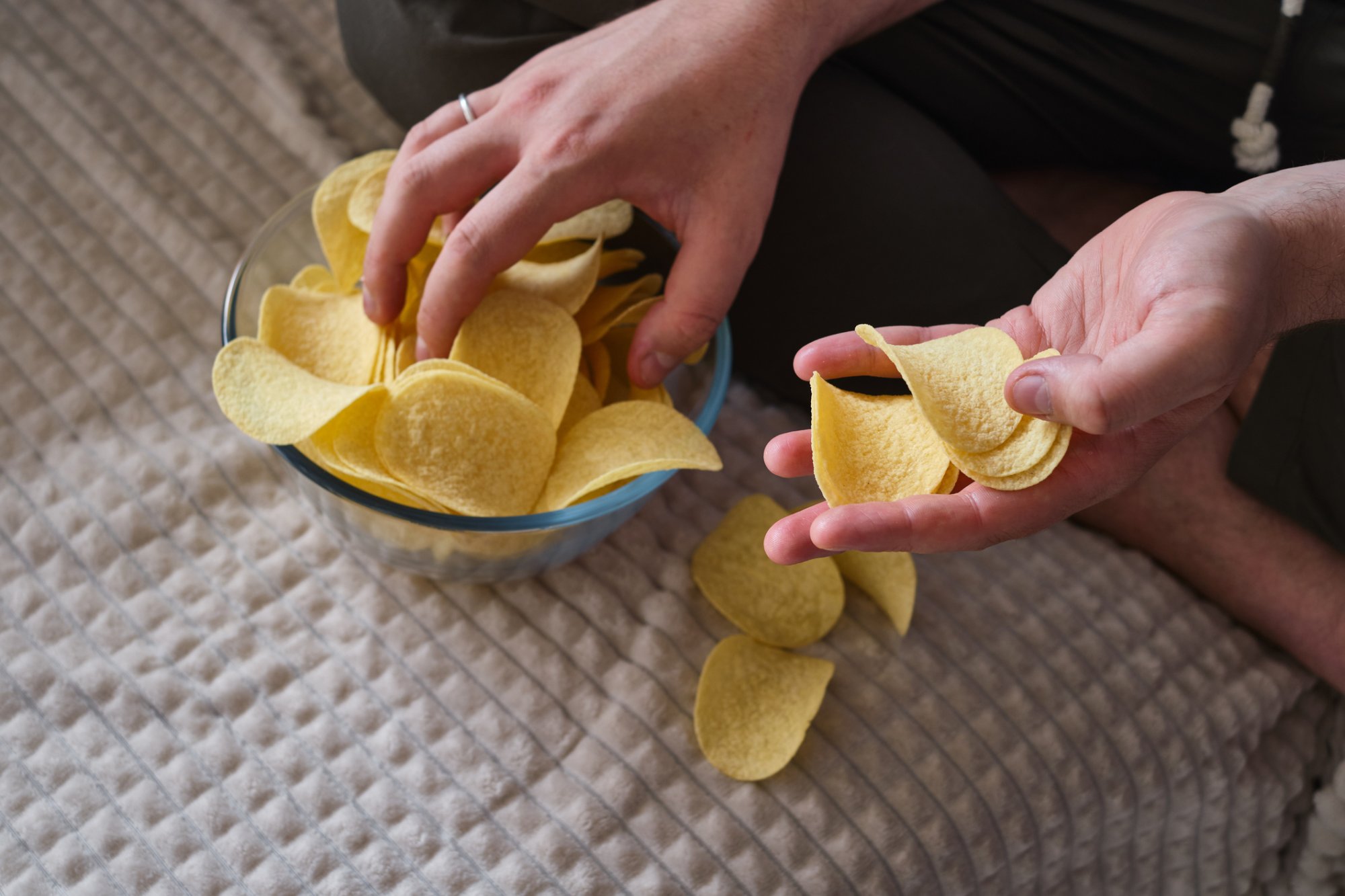 Avondje chips op de bank? Waarom het zelden bij één handje blijft