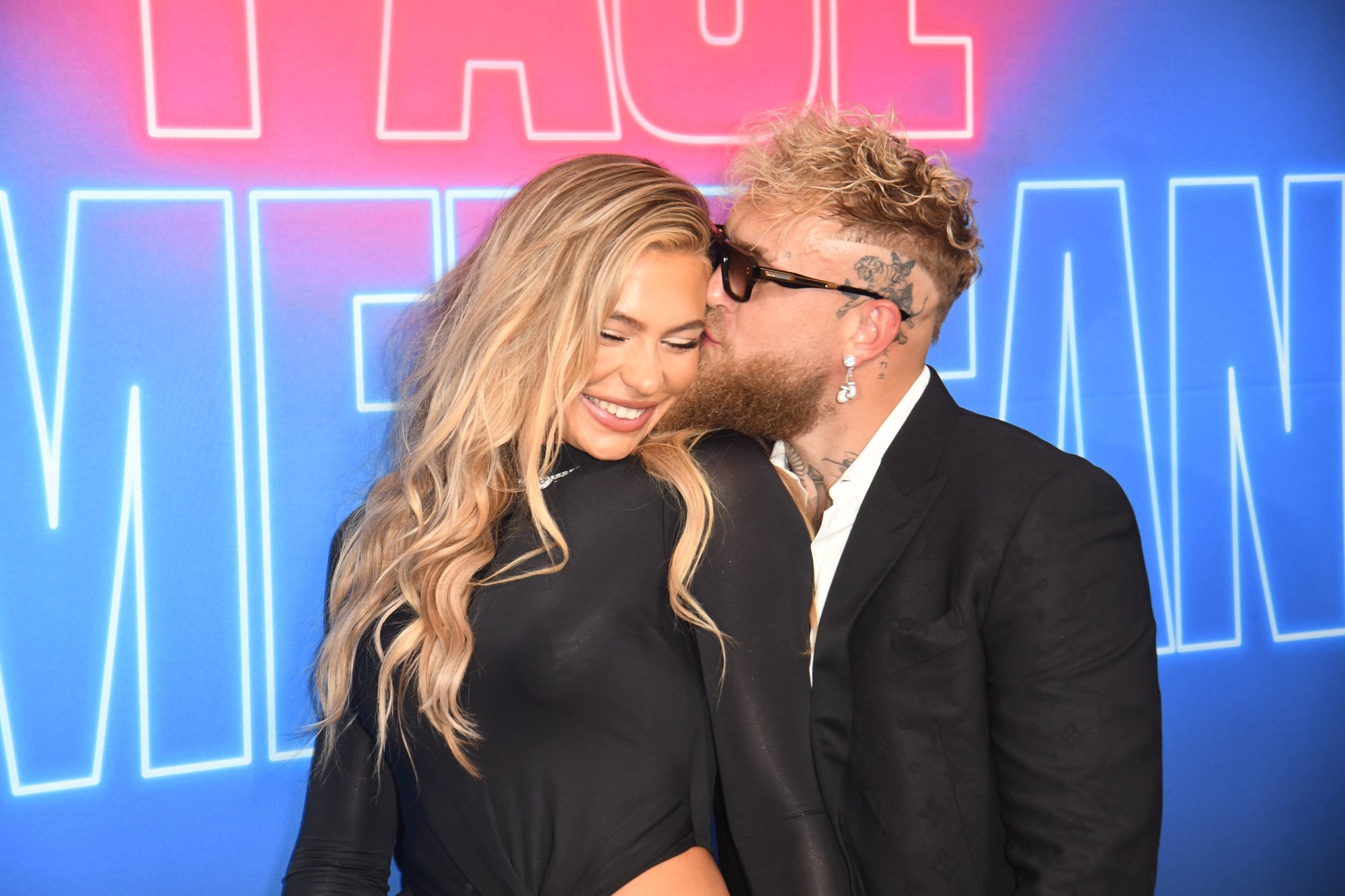 Jake Paul kijkt vanuit de lucht toe hoe verloofde Jutta Leerdam het baanrecord verbetert