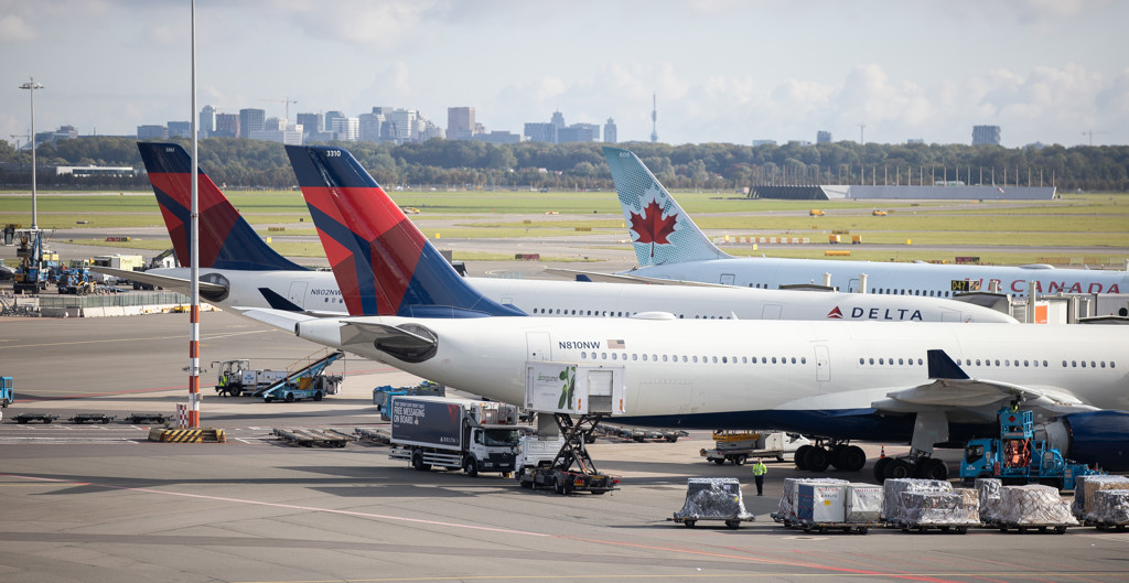 Twintig vluchten Schiphol van en naar VS gecanceld door bar en boos winterweer