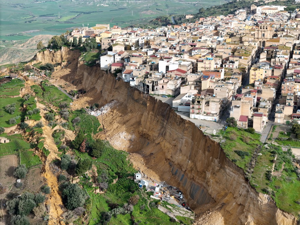 Inwoners Sicilië houden hun hart vast: huizen dreigen van klif te vallen