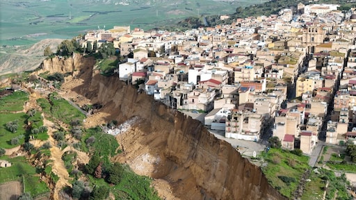 Inwoners Sicilië houden hun hart vast: huizen dreigen van klif te vallen