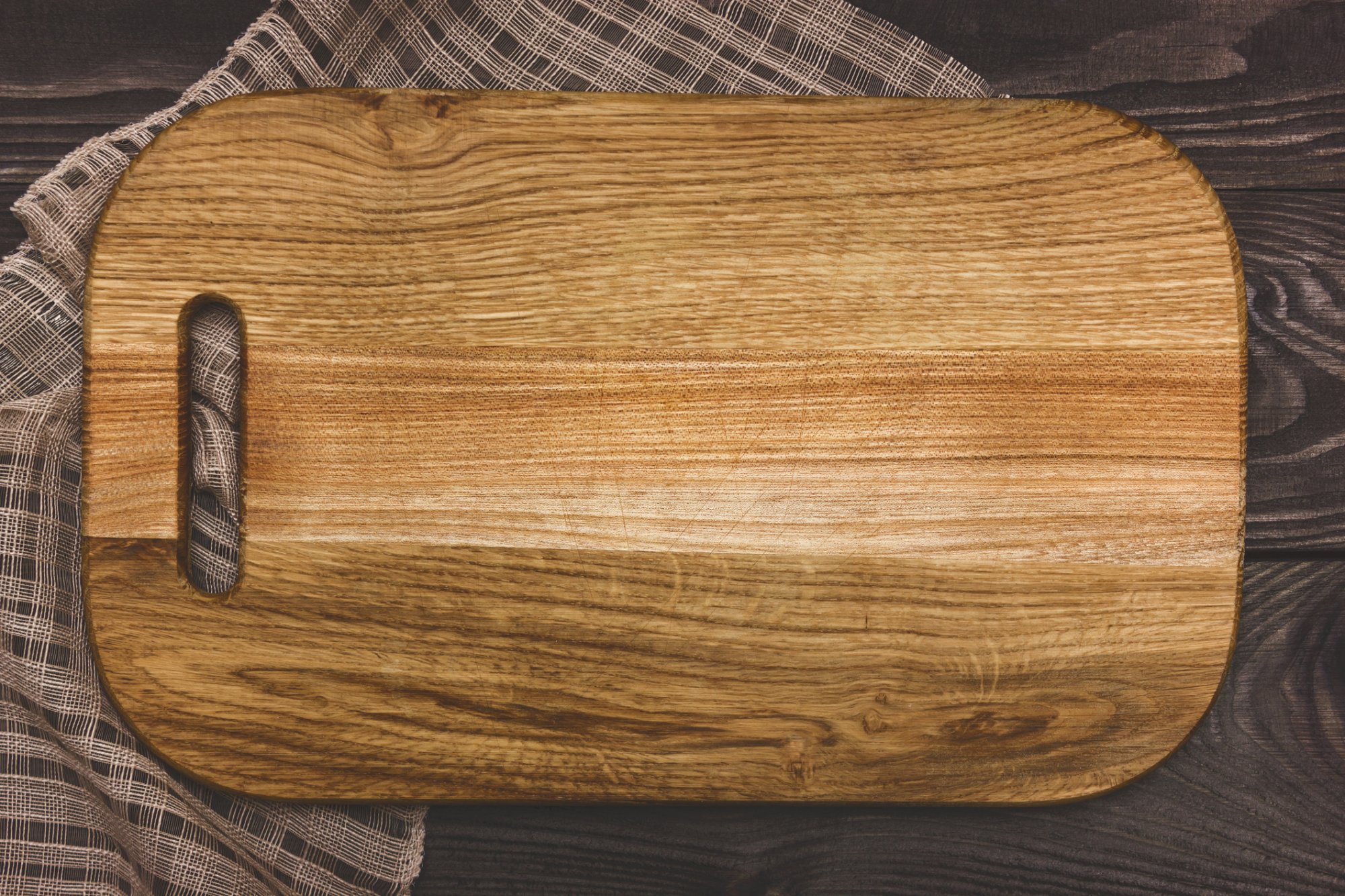 Handig! Dat gat in je snijplank heeft een onverwachte functie