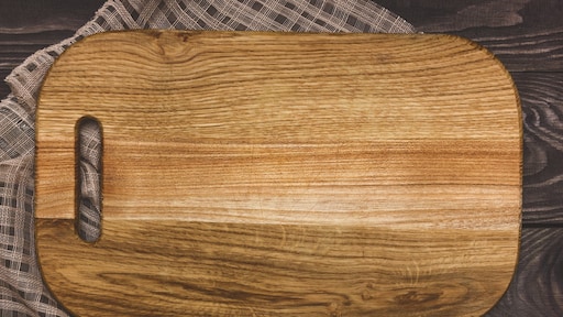 Handig! Dat gat in je snijplank heeft een onverwachte functie