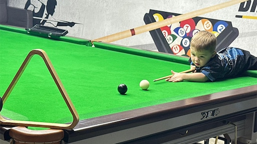 Britse peuter (2) blijkt snookertalent: twee Guinness World Records