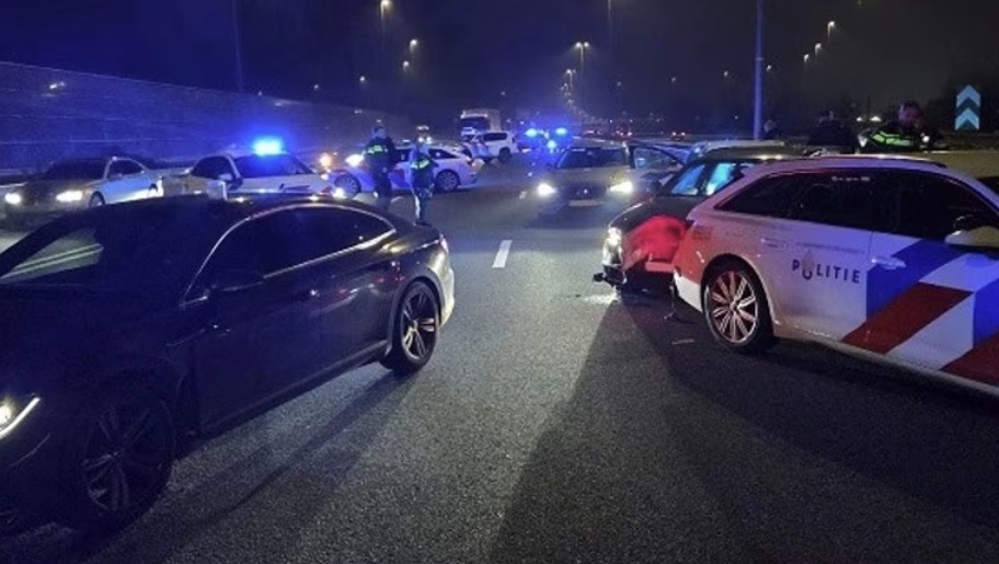 Man rijdt 200 kilometer per uur bij achtervolging en ramt meerdere politieauto's
