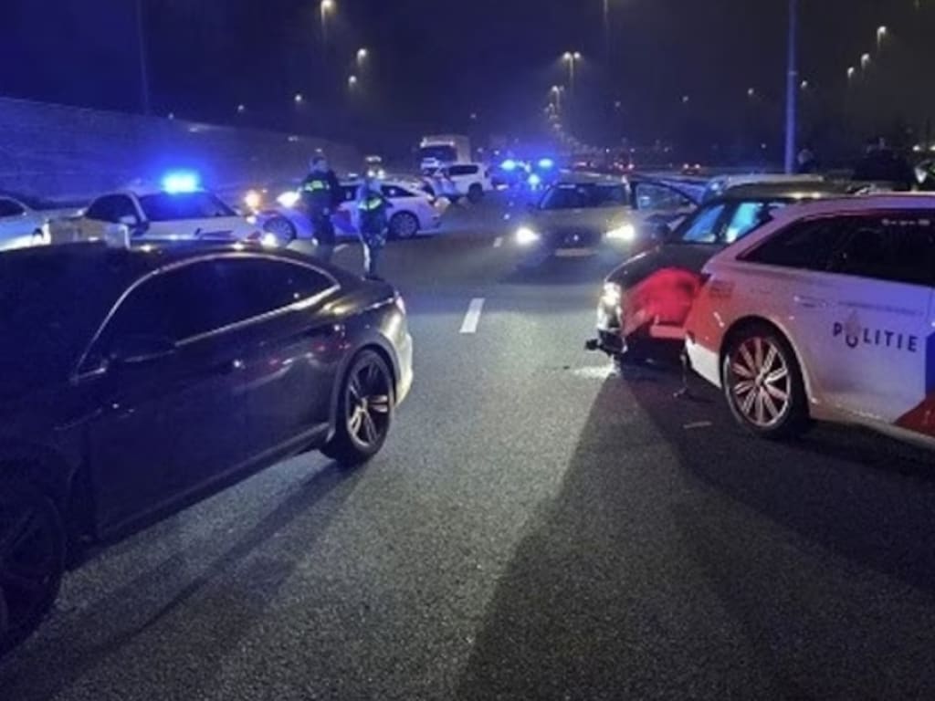Man rijdt 200 kilometer per uur bij achtervolging en ramt meerdere politieauto's