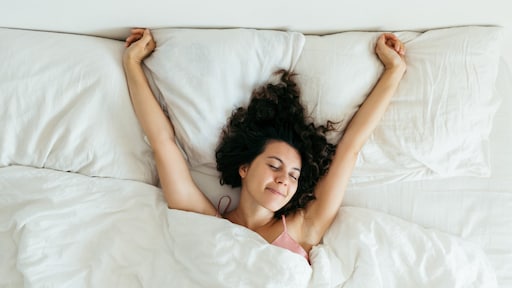 's Ochtends makkelijker je bed uit: dit zegt een slaapexpert over wat werkt