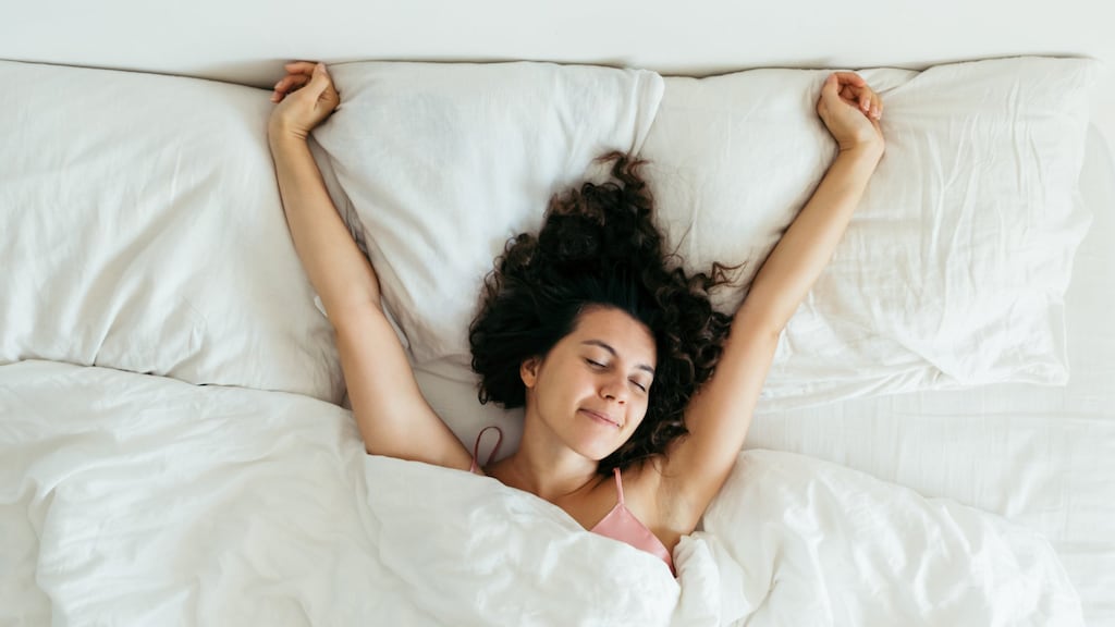 's Ochtends makkelijker je bed uit: dit zegt een slaapexpert over wat werkt