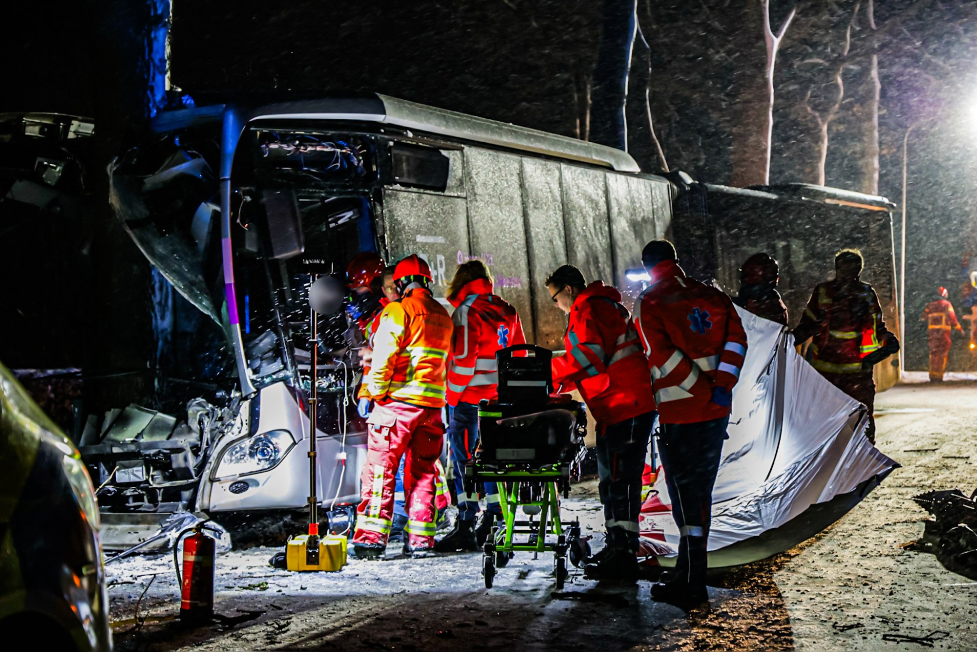 Lijnbus Groningen botst door gladheid tegen boom, chauffeuse bekneld