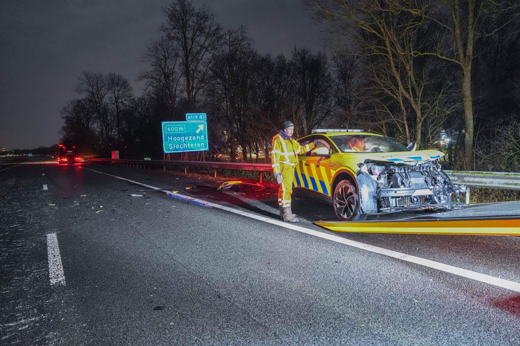 Meerdere auto's botsen door gladheid, A7 bij Groningen dicht