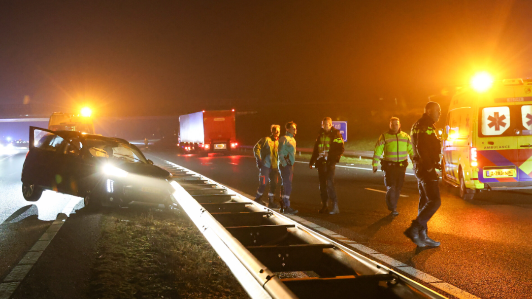De auto staat tegen de vangrail.