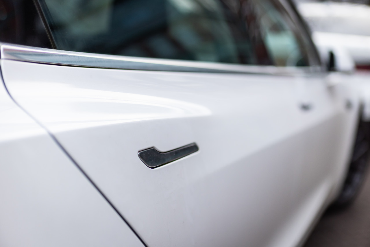 China doet verborgen autodeurhendels in de ban vanwege veiligheid