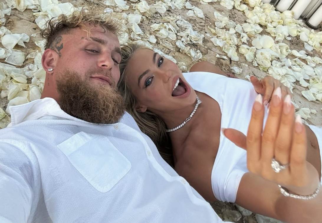 Jake Paul se toma una selfie con Jutta