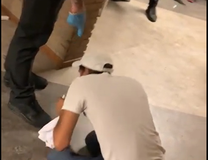 Asielzoeker moet schoenen beveiliger kussen in oude video: 'Op je knieën, kus'