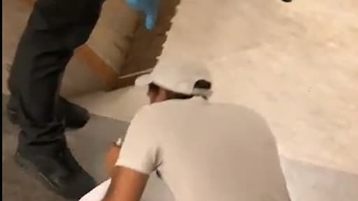 Asielzoeker kust schoenen beveiliger, veel geschokte reacties: 'Ongehoord'