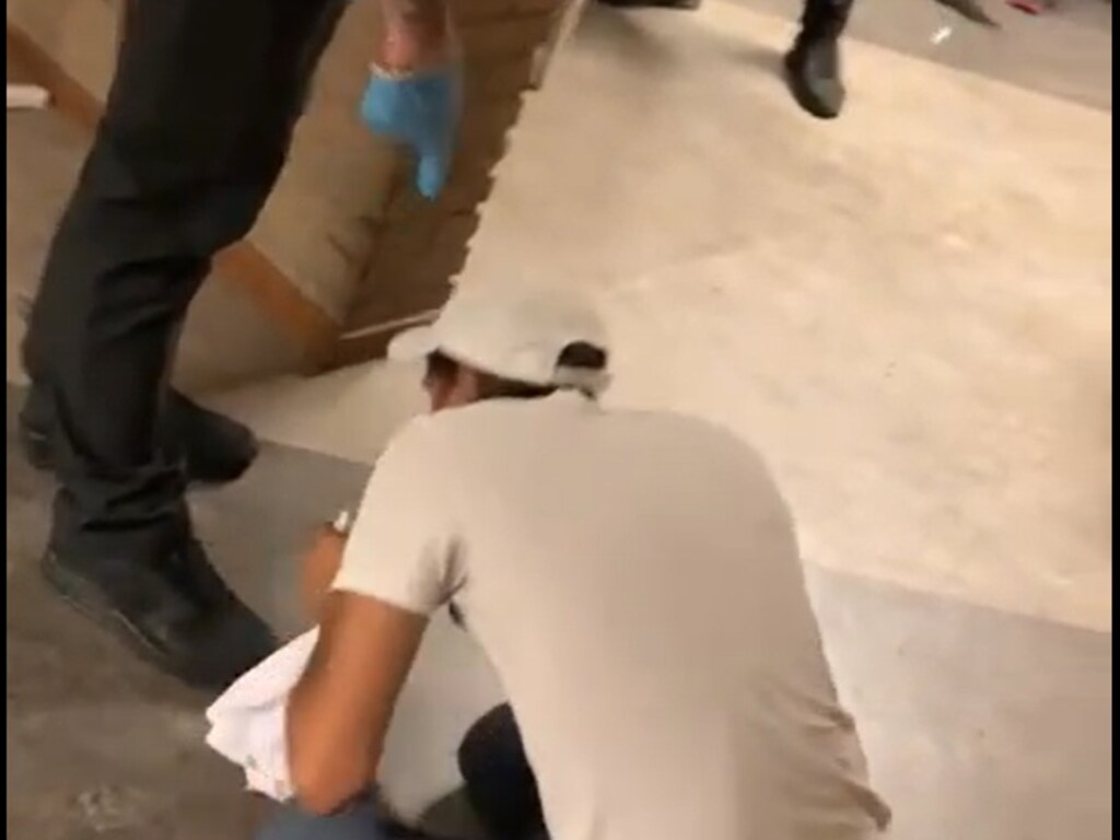 Asielzoeker moet schoenen van beveiliger kussen: 'Op je knieën, kus'