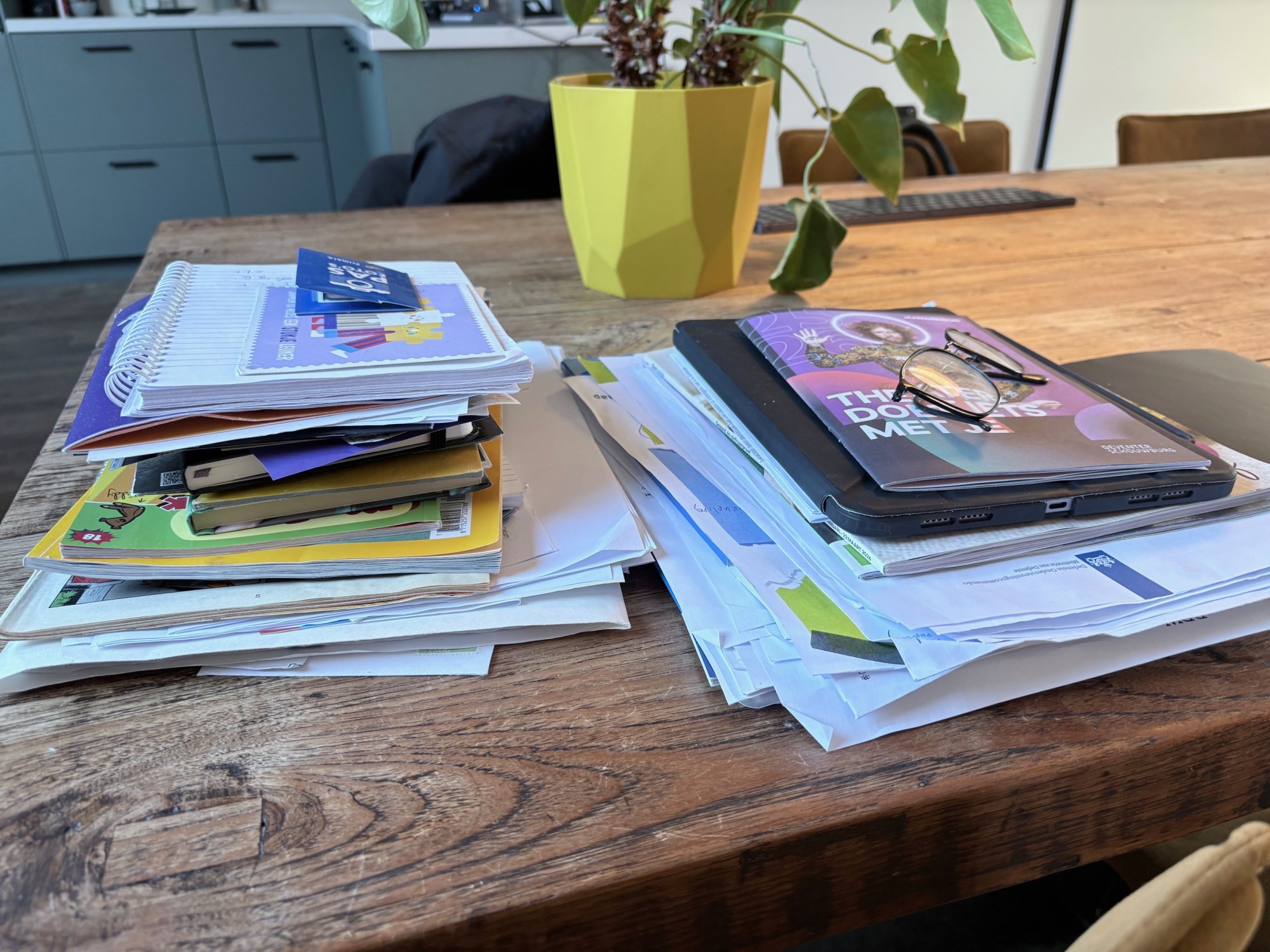 Zo kom je eindelijk van die stapeltjes in huis af (en zo verkom je ze)